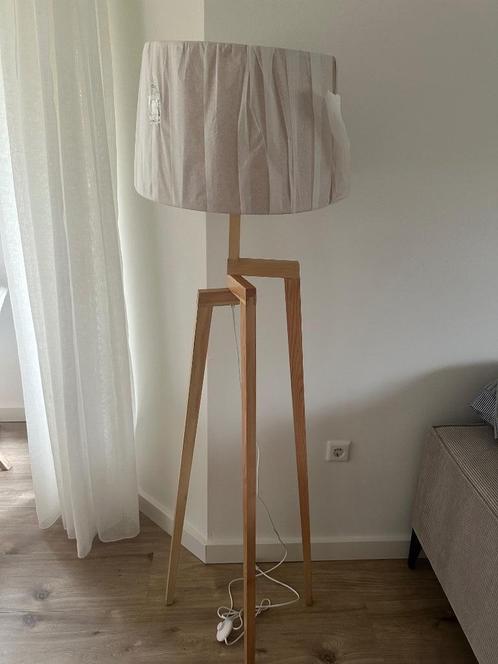 Vloerlamp Sabi 3-poot incl. kap NIEUW, Huis en Inrichting, Lampen | Vloerlampen, Nieuw, 100 tot 150 cm, Hout, Ophalen