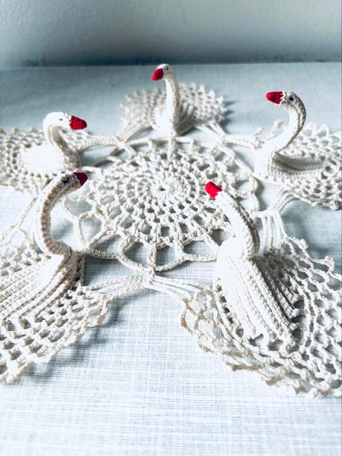 Aparte Gehaakte onderzetter met witte zwanen, Antiek en Kunst, Antiek | Kleden en Textiel, Ophalen of Verzenden