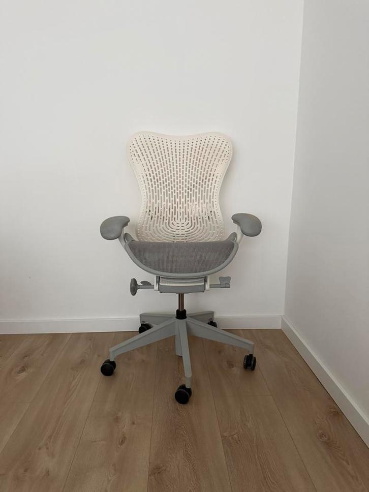 Herman Miller Mirra 2 bureaustoel, Huis en Inrichting, Bureaustoelen, Zo goed als nieuw, Zwart, Ophalen of Verzenden