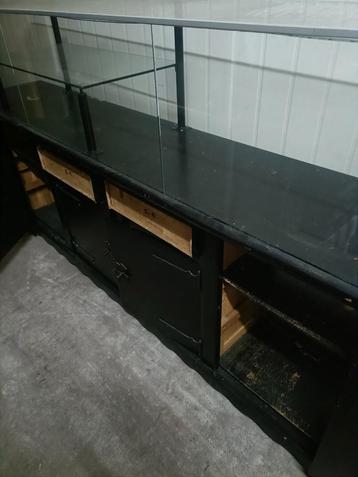 Antieke winkelkast met glazen vitrine beschikbaar voor biedingen