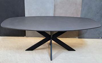 Nieuwe betonstuc industriële deens ovale eettafel in zwart beschikbaar voor biedingen