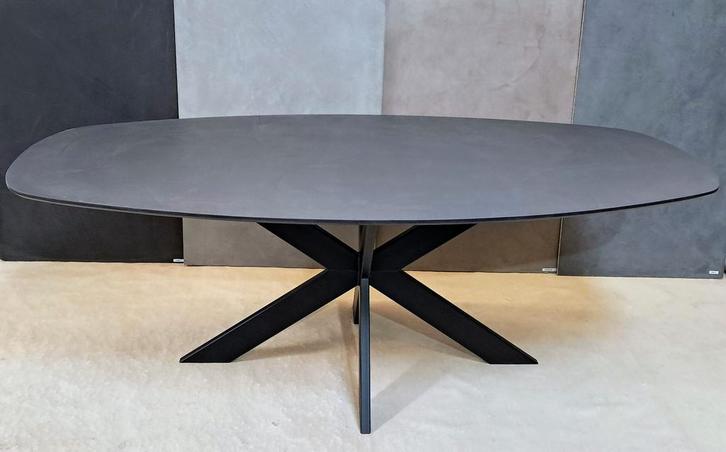 Nieuwe betonstuc industriële deens ovale eettafel in zwart, Huis en Inrichting, Tafels | Eettafels, Nieuw, 200 cm of meer, Vijf personen of meer