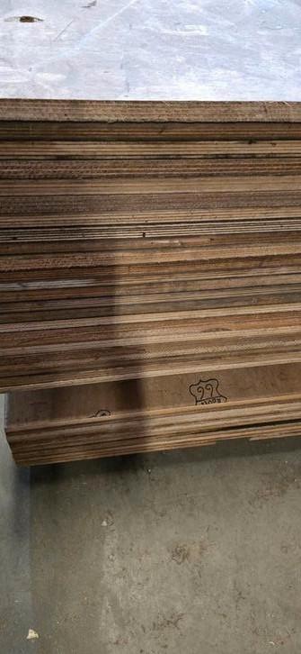 50 Platen gebruikte multiplex. 99.5x73.5x2.2cm.  beschikbaar voor biedingen