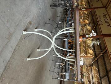 Mooie horeca tafels in eikenhout en smeedijzer  beschikbaar voor biedingen