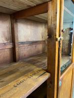 Hoge houten vitrine kast, Huis en Inrichting, Met deur(en), 25 tot 50 cm, 100 tot 150 cm, Gebruikt