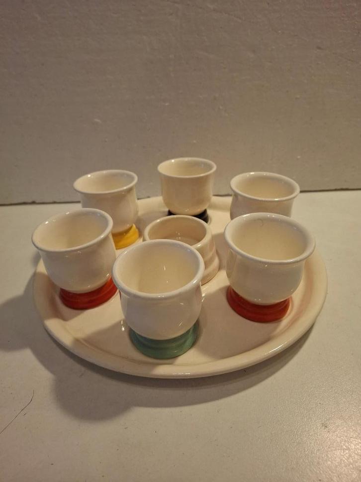 Societe Ceramique - mooi gekleurd compleet eiersetje, Antiek en Kunst, Antiek | Servies los, Ophalen of Verzenden