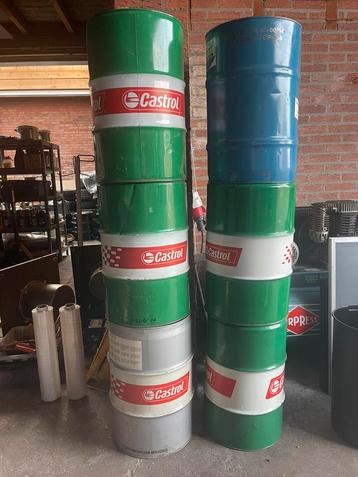 9 olievaten: 3x 200 liter (dicht)  en 6x 60 liter (open). beschikbaar voor biedingen