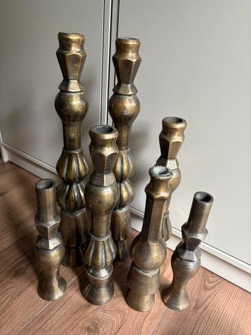 Set van 2 goude metalen kandelaars beschikbaar voor biedingen
