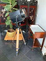 Vintage theaterspot op houten driepoot, Huis en Inrichting, Lampen | Vloerlampen, Ophalen, Zo goed als nieuw, 150 tot 200 cm