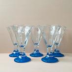 5 Italiaanse vintage coupes van dik persglas met blauwe voet, Ophalen of Verzenden, Zo goed als nieuw, Overige typen