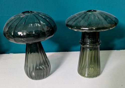 Kleine groene vaasjes in de vorm van een paddenstoel (2x), Huis en Inrichting, Woonaccessoires | Vazen, Zo goed als nieuw, Groen