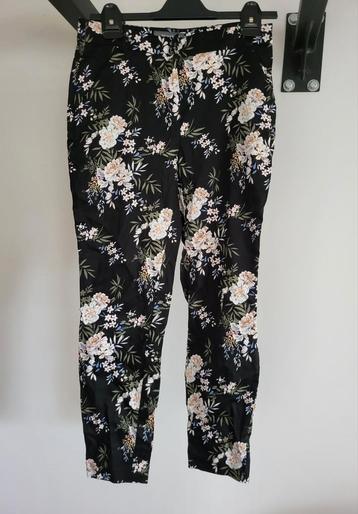 Zwarte broek - pantalon met bloemen beschikbaar voor biedingen