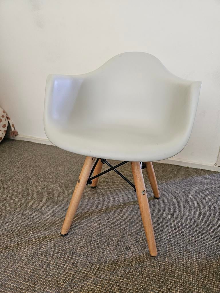 Mooi grijs kinderstoeltje, Kinderen en Baby's, Kinderkamer | Tafels en Stoelen, Ophalen, Zo goed als nieuw, Stoel(en)