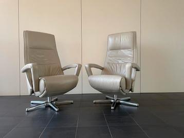 Twee creme leren framati elektrische relax fauteuils op accu beschikbaar voor biedingen