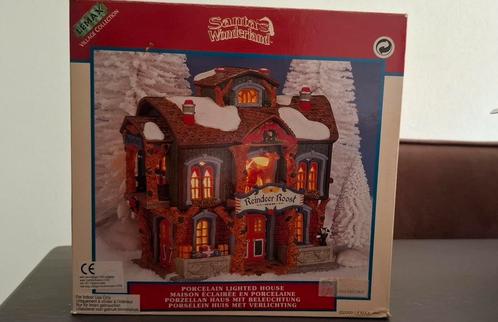 Lemax Santa's Wonderland Reindeer Roost -
Artikelnr: 05488, Hobby en Vrije tijd, Modelbouw | Figuren en Diorama's, Zo goed als nieuw
