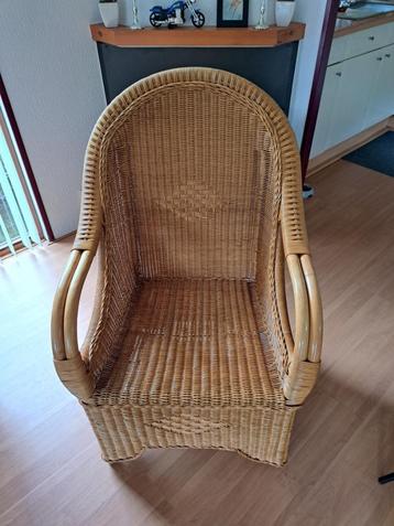 Twee rieten stoelen beschikbaar voor biedingen