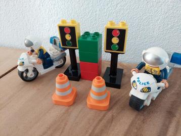 2x Duplo #5679 motoragent beschikbaar voor biedingen
