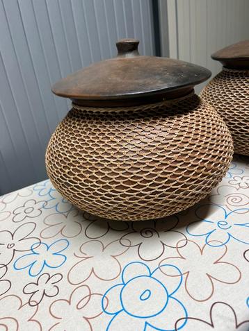 Aardewerk pot/ bloempot beschikbaar voor biedingen