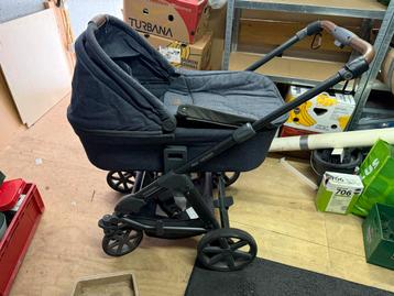 Mooie kinderwagen beschikbaar voor biedingen