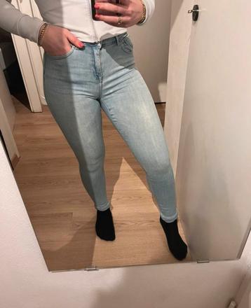 Skinny Jeans beschikbaar voor biedingen