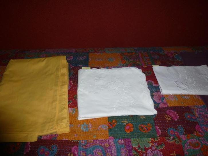 tafelkleed 3 kleden (1 geel, 2 wit met borduursel), Huis en Inrichting, Tafelkleden, Nieuw, Rechthoek, Ophalen