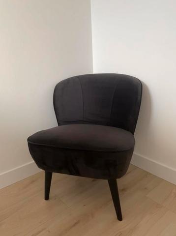 Elegante Zwarte Velvet Stoel beschikbaar voor biedingen