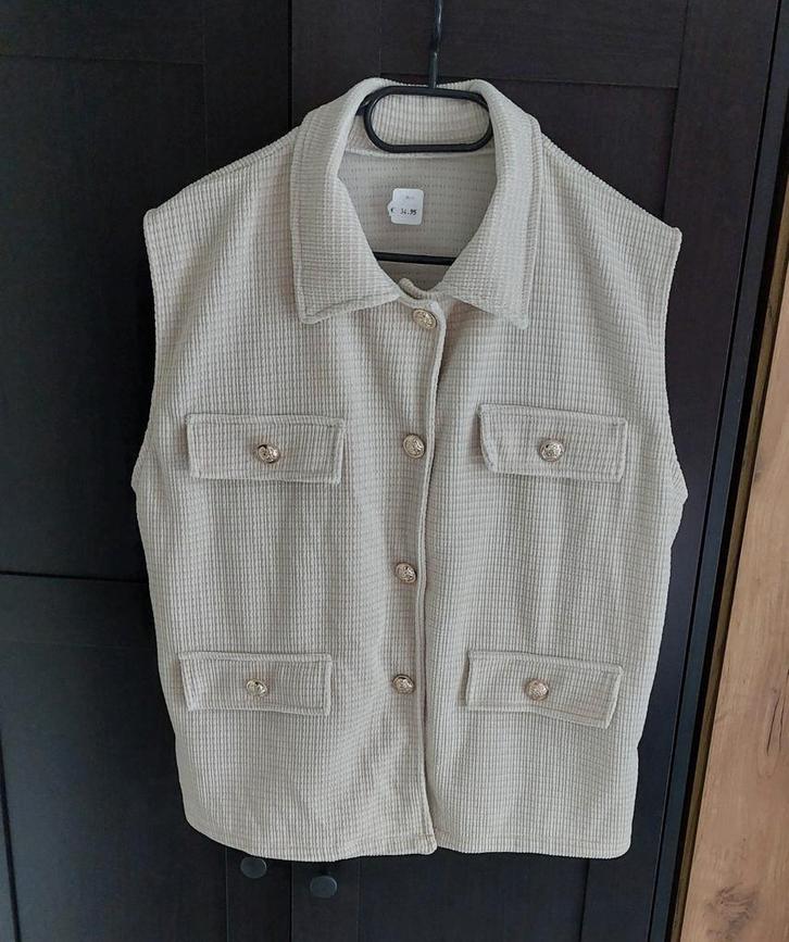 GILET beige bewerkt M/L🙂, Kleding | Dames, Bodywarmers, Nieuw, Maat 38/40 (M), Beige, Ophalen of Verzenden