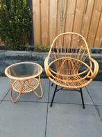 Vintage rotan/rieten stoel met bijzettafeltje, Huis en Inrichting, Stoelen, Ophalen