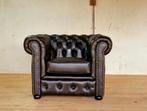 Deze nieuwe Chesterfield fauteuil kan morgen al bij u staan, Huis en Inrichting, Fauteuils, Nieuw, Leer, Ophalen of Verzenden