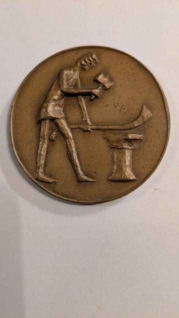 Samengaan katholieke metaalbewerkersbond Sint Eloy en NKV. beschikbaar voor biedingen