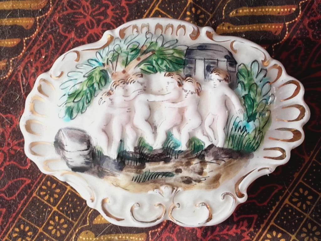 Mooi oud porselein doosje uit Italië met putti's 14,5 cm.