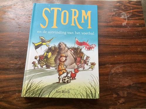 Jan Birck - Storm en de uitvinding van het voetbal, Boeken, Kinderboeken | Jeugd | onder 10 jaar, Zo goed als nieuw, Ophalen of Verzenden