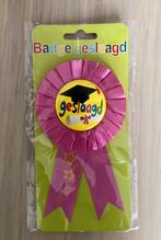 Geslaagd badge - kleur roze, Ophalen of Verzenden, Nieuw, Feestartikel, Overige