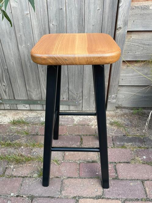 Houten barkruk, Huis en Inrichting, Barkrukken, Zo goed als nieuw, 60 tot 90 cm, Hout, 1 kruk, Ophalen of Verzenden