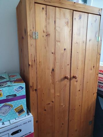 Zeer degelijke houten kledingkast beschikbaar voor biedingen
