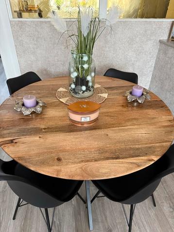 Mooie nette tafel beschikbaar voor biedingen