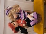 2 gehaakte poppen op stoeltje, Ophalen of Verzenden, Nieuw, Haken, Overige typen