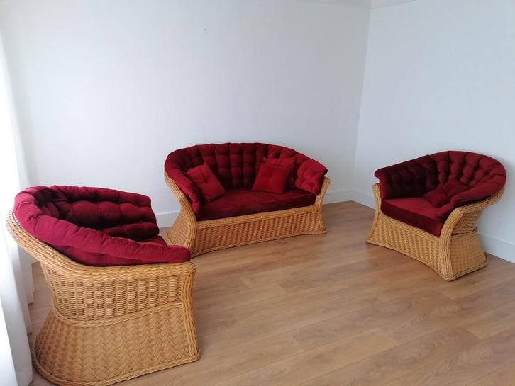Rotan zitgroep met rode kussens - 2 fauteuils & bank, Huis en Inrichting, Banken | Complete zithoeken, Gebruikt, Riet of Rotan