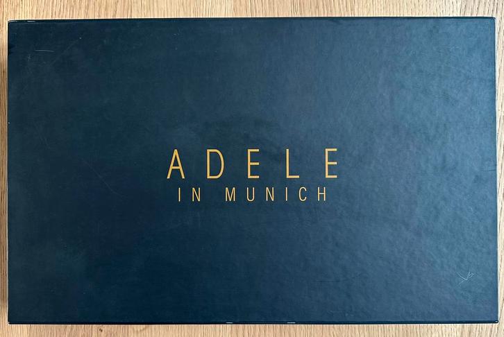 Adele in Munich VIP box inclusief tas en extra sleutelhanger, Verzamelen, Muziek, Artiesten en Beroemdheden, Zo goed als nieuw