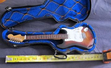 TE KOOP: MINI STRATOCASTER MET KOFFER beschikbaar voor biedingen