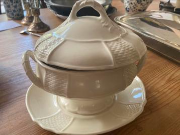 Wedgewood sauskom met deksel beschikbaar voor biedingen