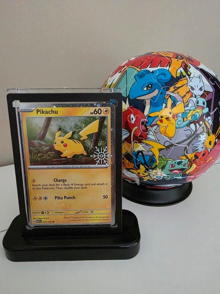 Pikachu (025 MEW) - Stamped, Hobby en Vrije tijd, Verzamelkaartspellen | Pokémon, Nieuw, Ophalen of Verzenden