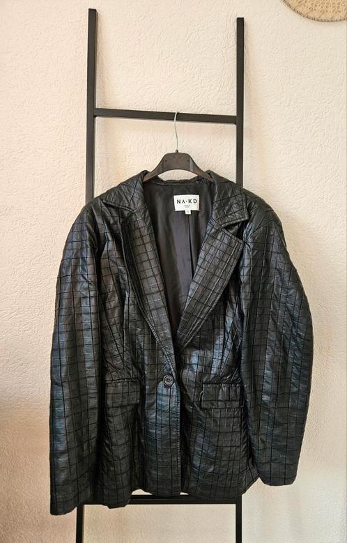 Zwarte leren blazer NA-KD maat 42, Kleding | Dames, Jasjes, Kostuums en Pakken, Zo goed als nieuw, Jasje, Maat 42/44 (L), Zwart