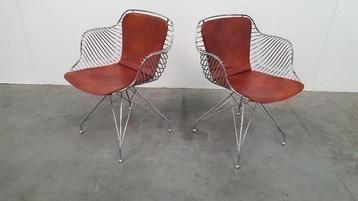 2 Design Wire Chairs Chroom Met Cognac Seat Pads beschikbaar voor biedingen