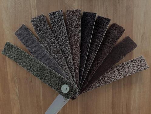 Bunch met staaltjes tapijt vloerbedekking bruin (2), Huis en Inrichting, Stoffering | Tapijten en Kleden, Zo goed als nieuw, Minder dan 50 cm