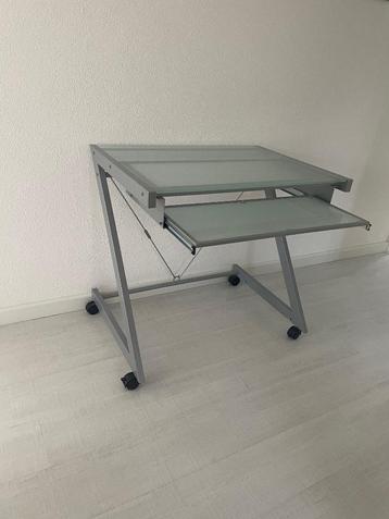 Nieuw verrijdbaar bureau van melkglas beschikbaar voor biedingen