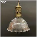 Oude hanglamp / geribbelde glazen kap messing kap Holophane, Ophalen, Gebruikt, 50 tot 75 cm, Holophane