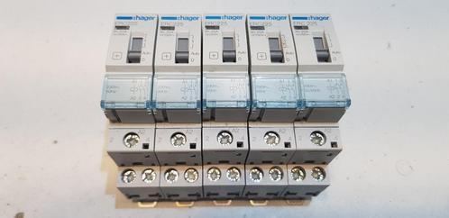 Hager Magneetschakelaar / Relais ERC225 Ith:25A Ui:250V (5x), Hobby en Vrije tijd, Elektronica-componenten, Gebruikt, Ophalen of Verzenden