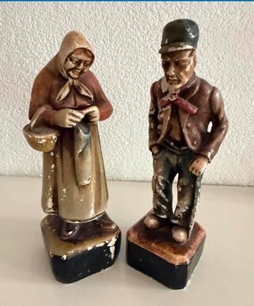 Oude beeldjes van een boeren echtpaar beschikbaar voor biedingen