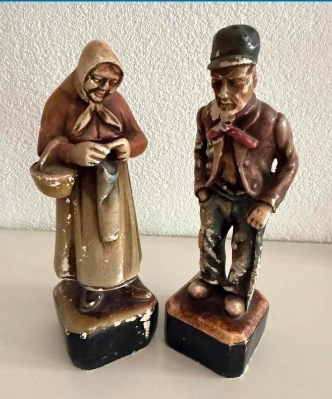 Oude beeldjes van een boeren echtpaar, Antiek en Kunst, Kunst | Beelden en Houtsnijwerken, Ophalen of Verzenden